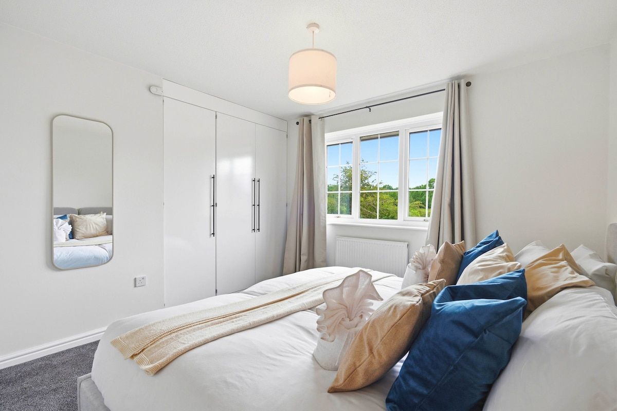 Modern 2BR Home | Parking & Fast Wi-Fi