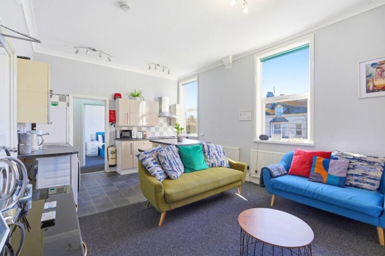Spacious 3BR Stay w/ Parking in Southside