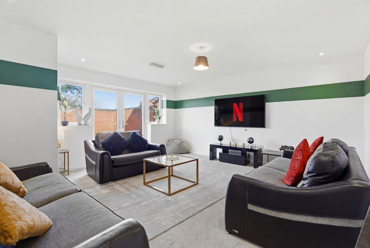 Spacious 6BR Home Near NEC JLR for Groups
