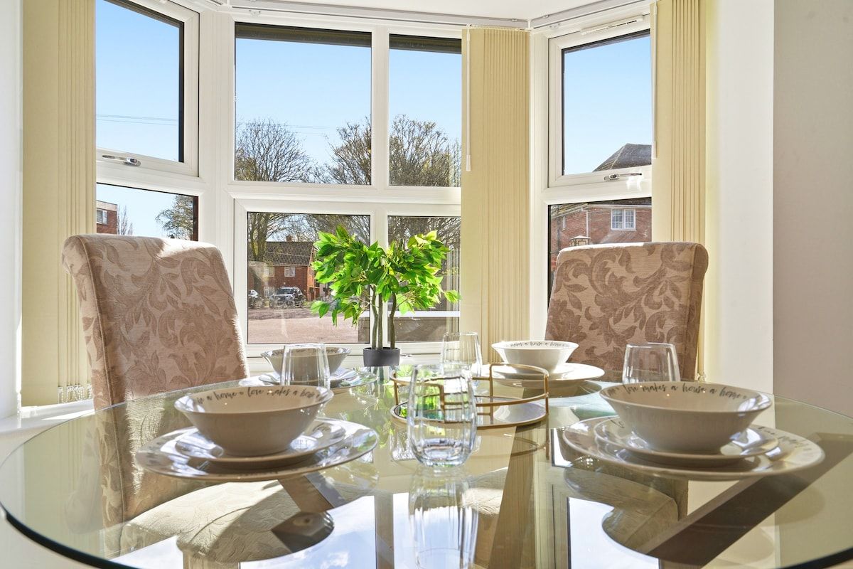 Spacious 6BR Home Near NEC JLR for Groups