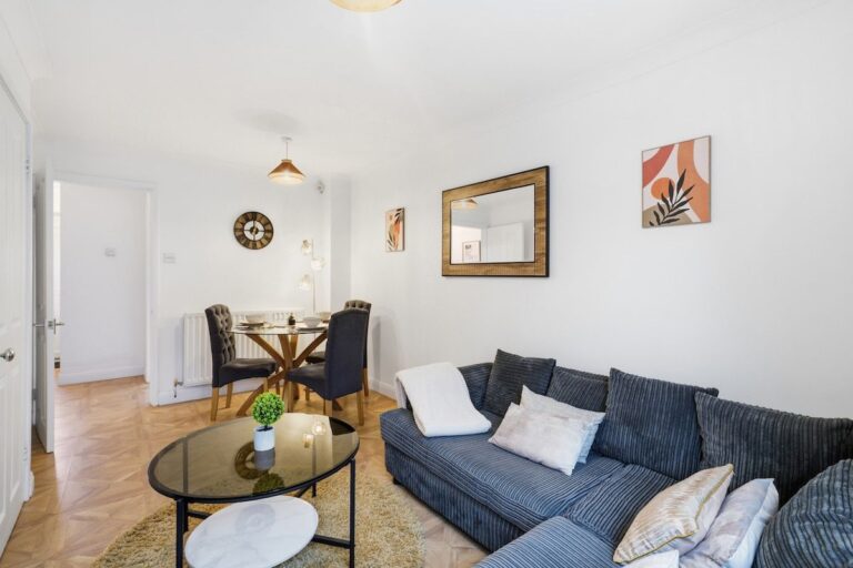 Stylish 2BR Home with Easy M6 Access